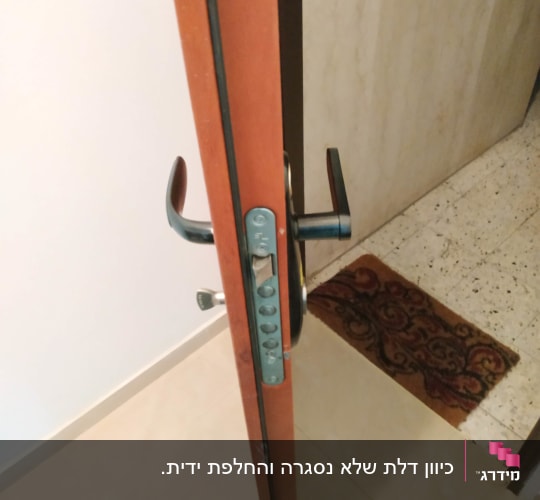 מנעול דלת עם ידית מתכת פתוחה